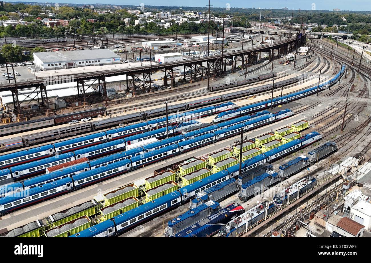 Philadelphie, Pennsylvanie, États-Unis. 3 octobre 2023. Vue aérienne des trains Acela aux gares de Race Street Storage à Philadelphie, Pennsylvanie, le 3 octobre 2023 alors qu'Amtrak annonce plus de retards et de dépassements de coûts en raison de l'échec des essais et des défauts dans sa nouvelle flotte de trains. Crédit : Mpi34/Media Punch/Alamy Live News Banque D'Images
