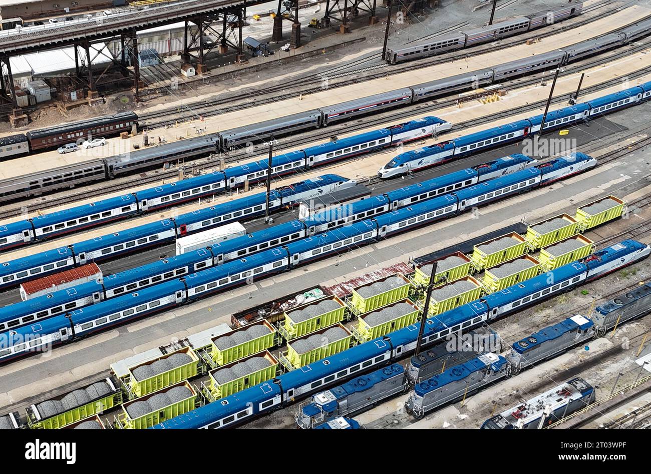 Philadelphie, Pennsylvanie, États-Unis. 3 octobre 2023. Vue aérienne des trains Acela aux gares de Race Street Storage à Philadelphie, Pennsylvanie, le 3 octobre 2023 alors qu'Amtrak annonce plus de retards et de dépassements de coûts en raison de l'échec des essais et des défauts dans sa nouvelle flotte de trains. Crédit : Mpi34/Media Punch/Alamy Live News Banque D'Images