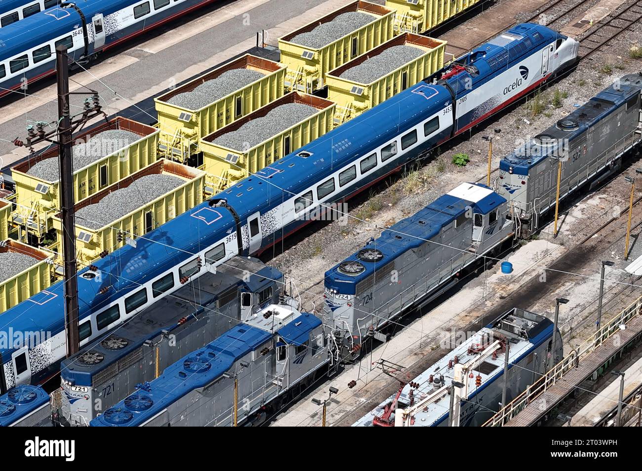 Philadelphie, Pennsylvanie, États-Unis. 3 octobre 2023. Vue aérienne des trains Acela aux gares de Race Street Storage à Philadelphie, Pennsylvanie, le 3 octobre 2023 alors qu'Amtrak annonce plus de retards et de dépassements de coûts en raison de l'échec des essais et des défauts dans sa nouvelle flotte de trains. Crédit : Mpi34/Media Punch/Alamy Live News Banque D'Images