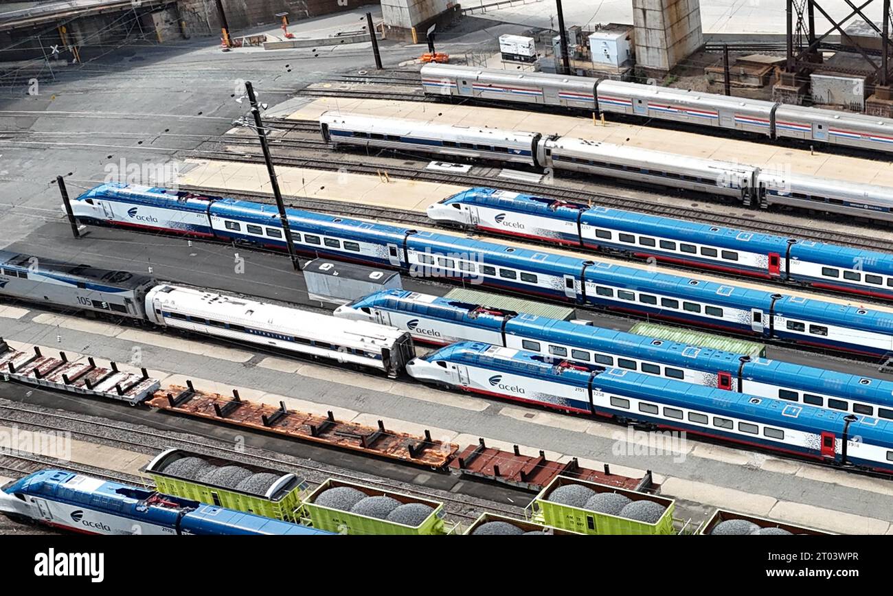 Philadelphie, Pennsylvanie, États-Unis. 3 octobre 2023. Vue aérienne des trains Acela aux gares de Race Street Storage à Philadelphie, Pennsylvanie, le 3 octobre 2023 alors qu'Amtrak annonce plus de retards et de dépassements de coûts en raison de l'échec des essais et des défauts dans sa nouvelle flotte de trains. Crédit : Mpi34/Media Punch/Alamy Live News Banque D'Images