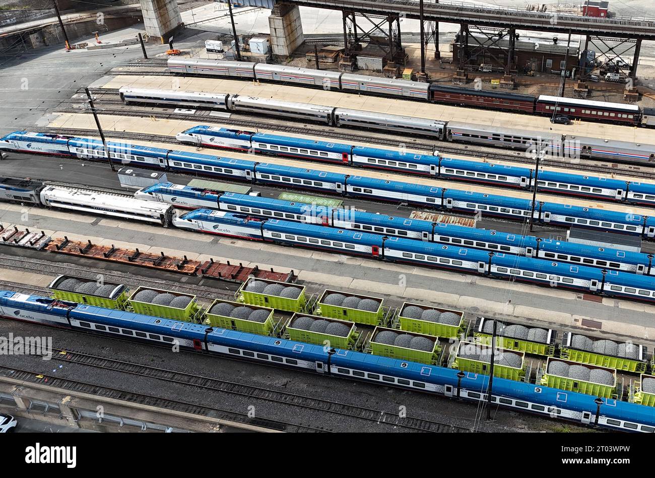 Philadelphie, Pennsylvanie, États-Unis. 3 octobre 2023. Vue aérienne des trains Acela aux gares de Race Street Storage à Philadelphie, Pennsylvanie, le 3 octobre 2023 alors qu'Amtrak annonce plus de retards et de dépassements de coûts en raison de l'échec des essais et des défauts dans sa nouvelle flotte de trains. Crédit : Mpi34/Media Punch/Alamy Live News Banque D'Images