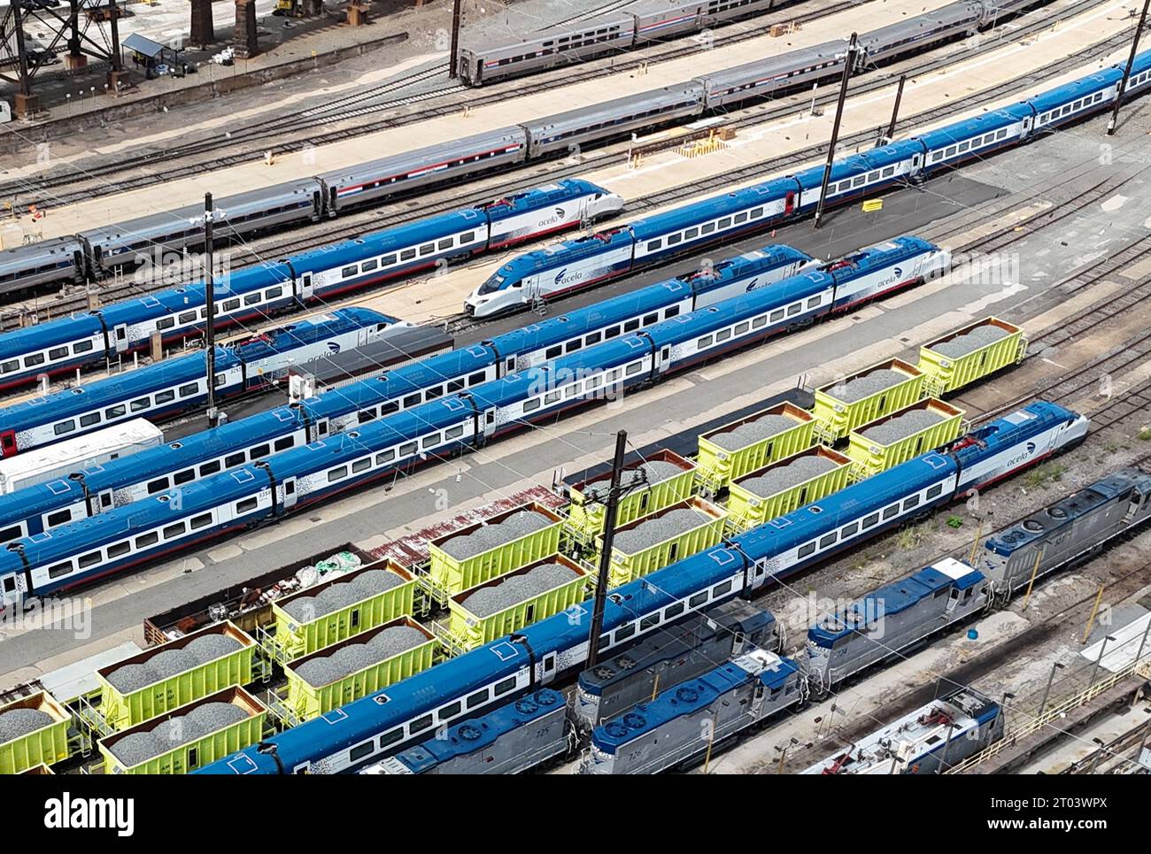 Philadelphie, Pennsylvanie, États-Unis. 3 octobre 2023. Vue aérienne des trains Acela aux gares de Race Street Storage à Philadelphie, Pennsylvanie, le 3 octobre 2023 alors qu'Amtrak annonce plus de retards et de dépassements de coûts en raison de l'échec des essais et des défauts dans sa nouvelle flotte de trains. Crédit : Mpi34/Media Punch/Alamy Live News Banque D'Images