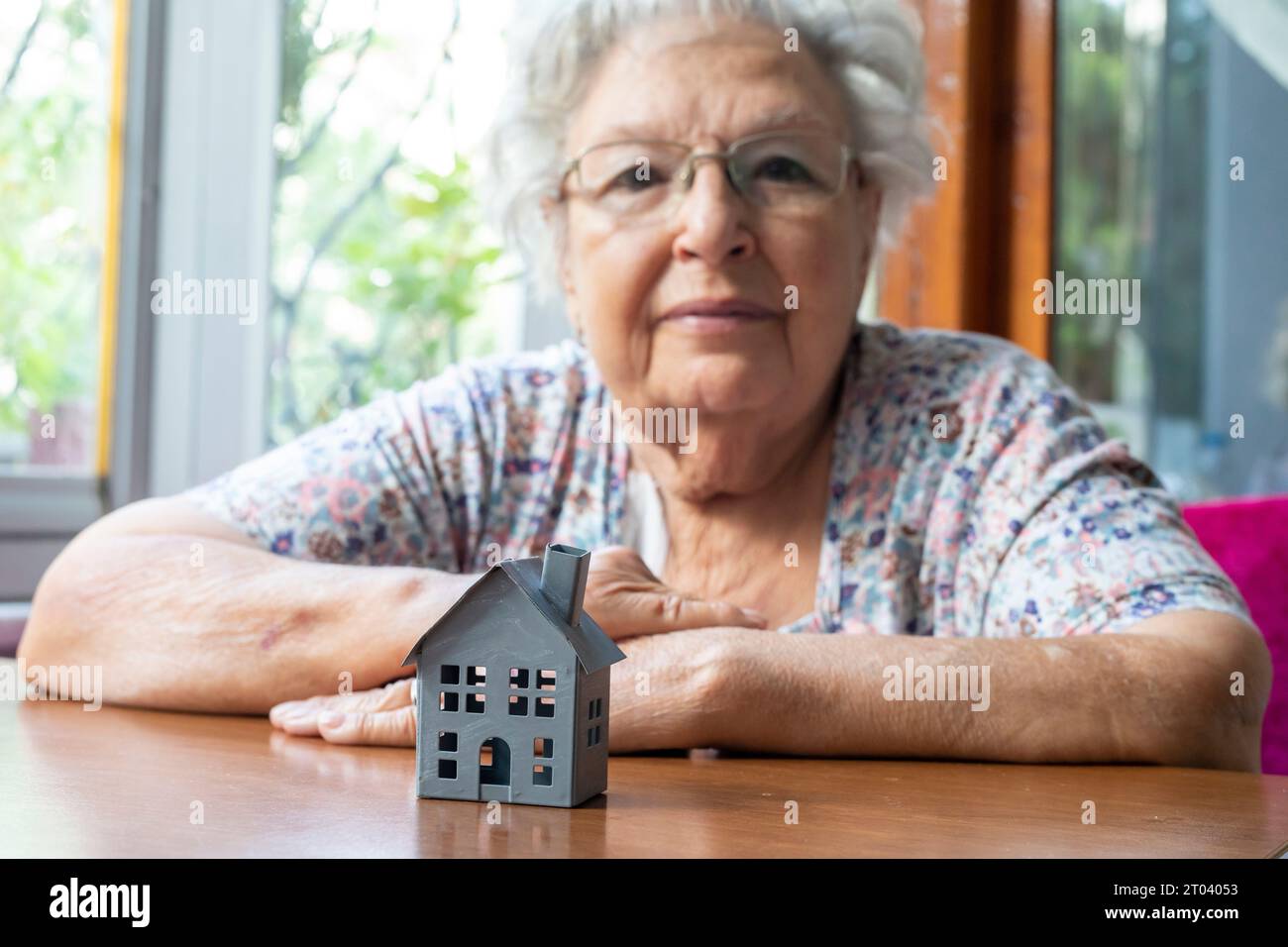 Femme âgée et investir dans le concept immobilier Banque D'Images