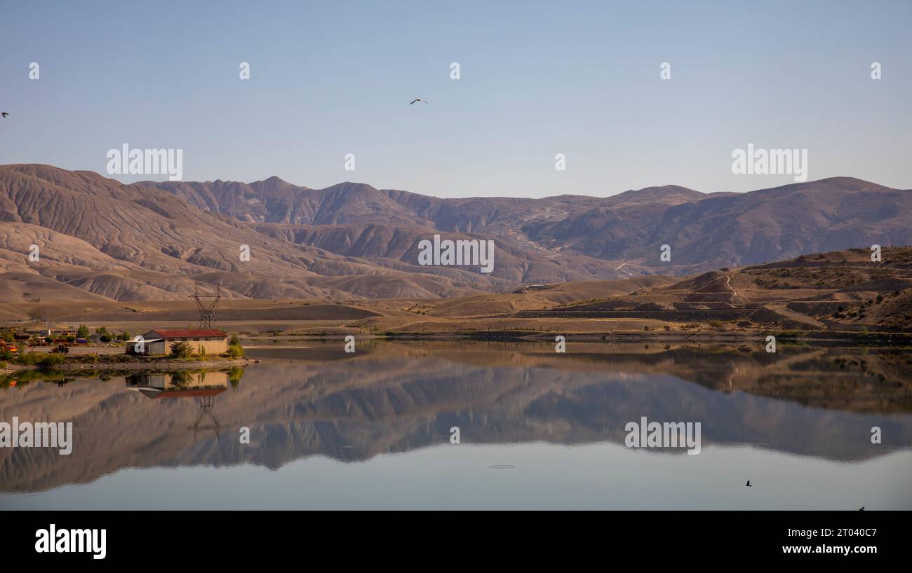 Paysage de montagne et étang sous le ciel bleu Banque D'Images