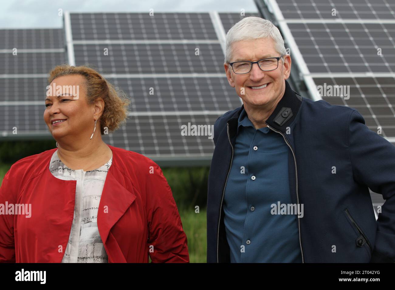 Hanstholm, Danemark. 27 septembre 2023. Tim Cook, PDG d’Apple, et Lisa Jackson, responsable du développement durable d’Apple, se tiennent dans une ferme solaire à Hanstholm, au Danemark. Les panneaux solaires font partie des sources d'énergie renouvelables qui alimentent le centre de données européen d'Apple à Viborg. Crédit : Christoph Dernbach/dpa/Alamy Live News Banque D'Images