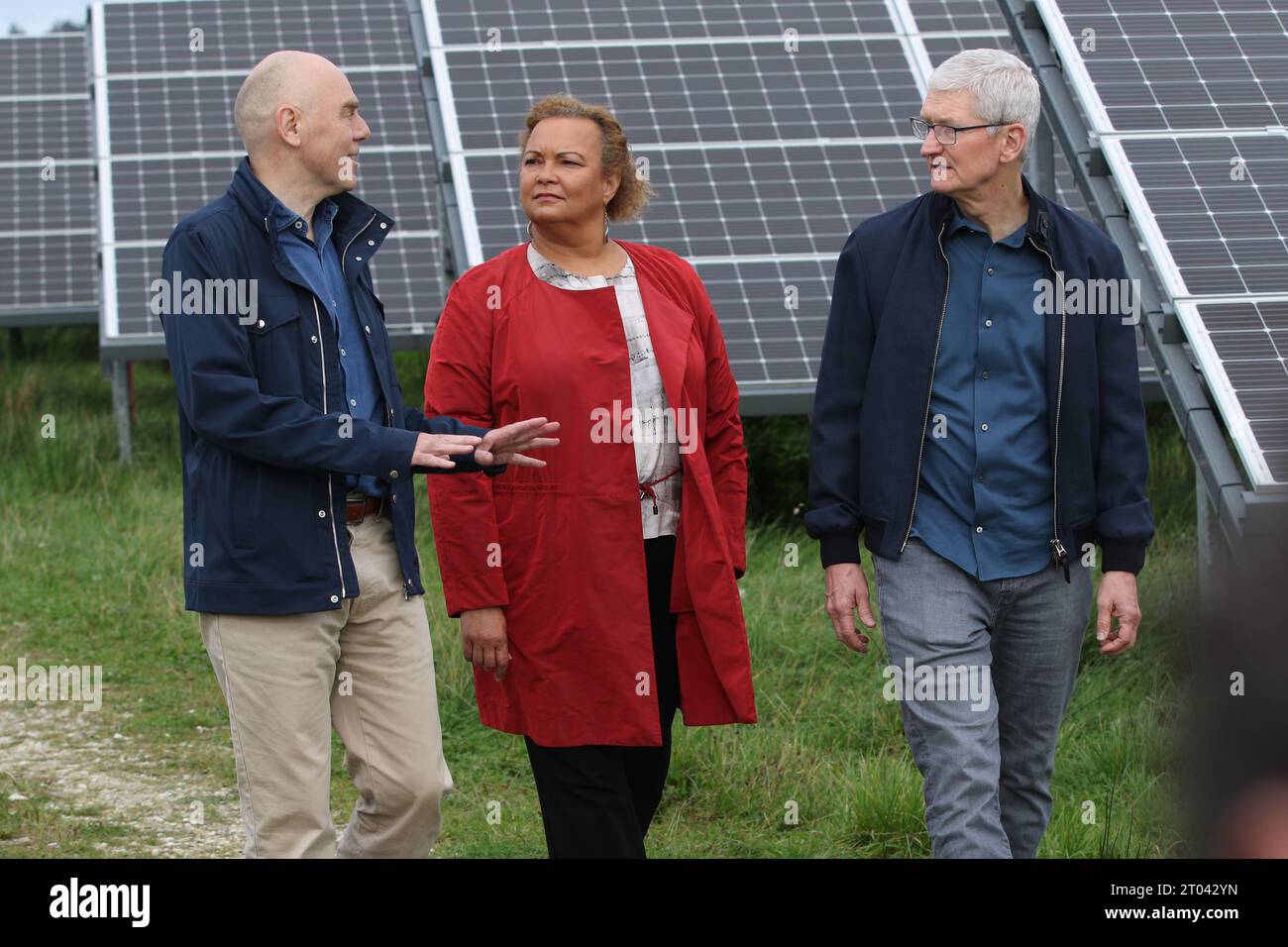 Hanstholm, Danemark. 27 septembre 2023. Tim Cook (à droite), PDG d'Apple, traverse une ferme solaire à Hanstholm, au Danemark, avec Lisa Jackson, directrice du développement durable d'Apple, et Erik Andersen, PDG de la société danoise European Energy A/S. Les panneaux solaires font partie des sources d'énergie renouvelables qui alimentent le centre de données européen d'Apple à Viborg. Crédit : Christoph Dernbach/dpa/Alamy Live News Banque D'Images