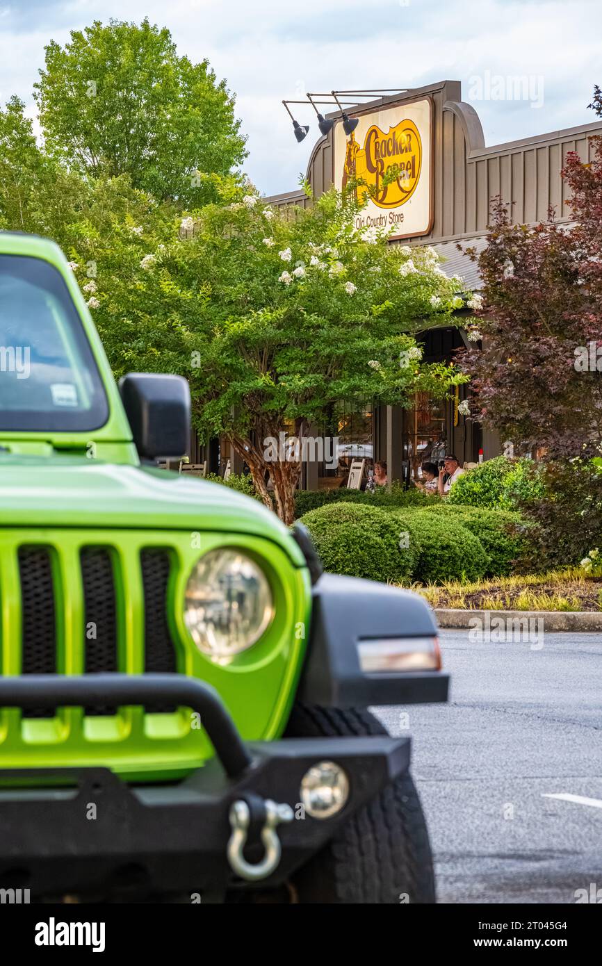 Les clients se détendent dans des rockers sur le porche du Cracker Barrel à Newnan, Géorgie. (ÉTATS-UNIS) Banque D'Images