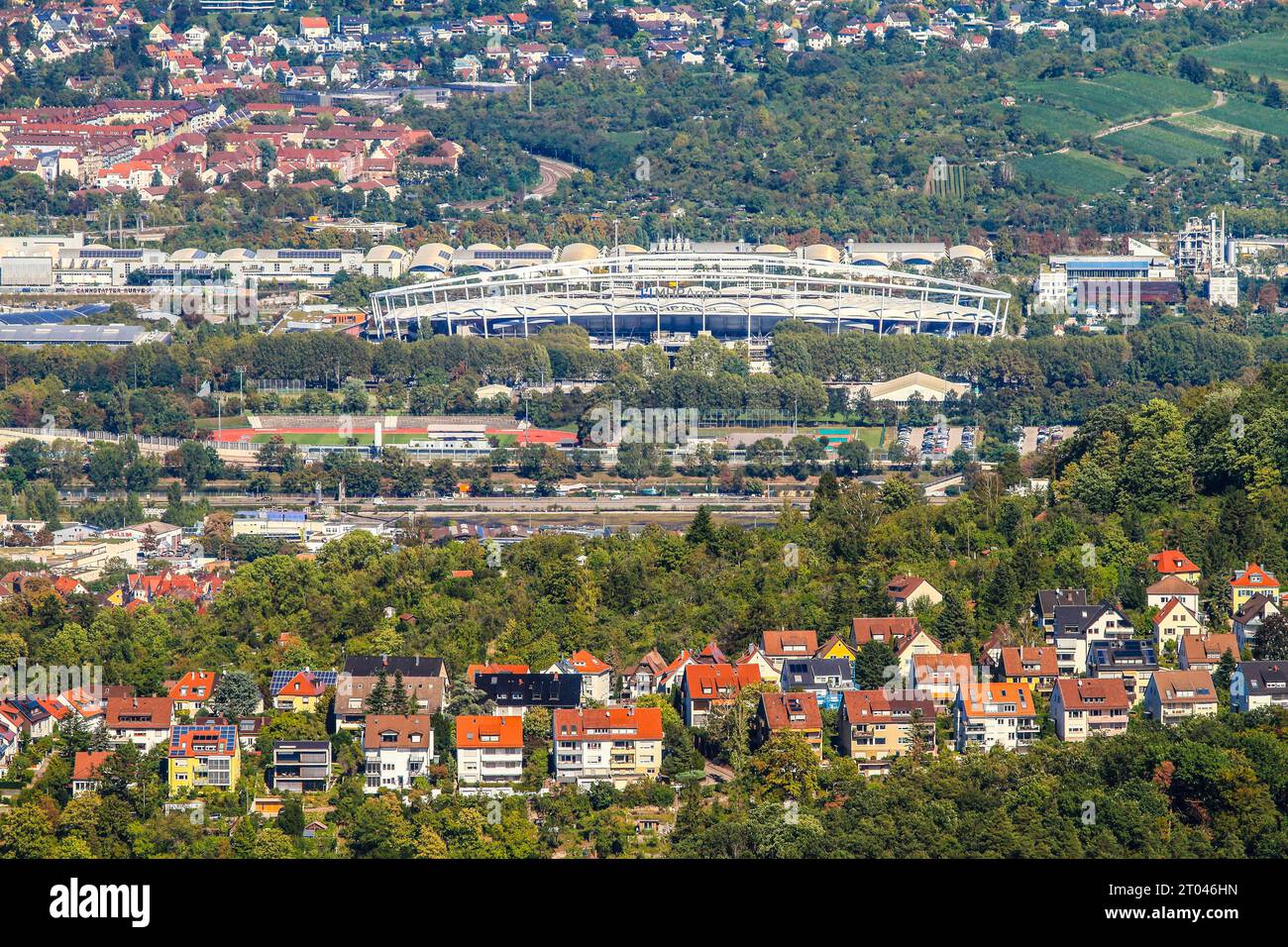 MHP Arena ou Neckarstadion, stade de football du VfB Stuttgart, vu depuis la plate-forme de visionnement de la tour de télévision, haute de 217 mètres et la première tour de télévision Banque D'Images