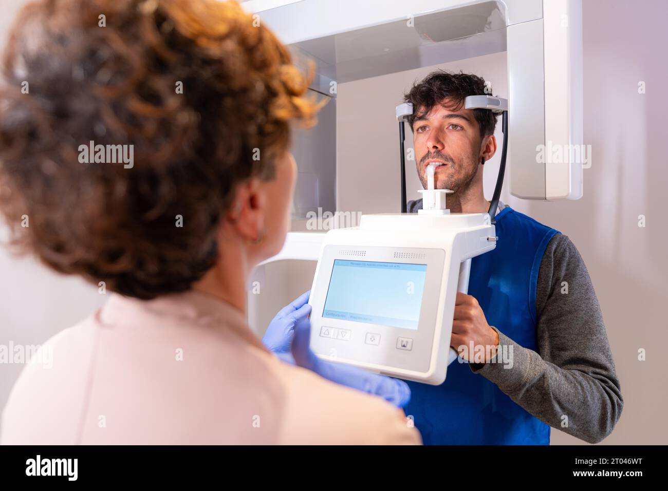 Homme debout devant un appareil à rayons X dans une clinique dentaire Banque D'Images Homme debout devant un appareil à rayons X dans une clinique dentaire Banque D'Images