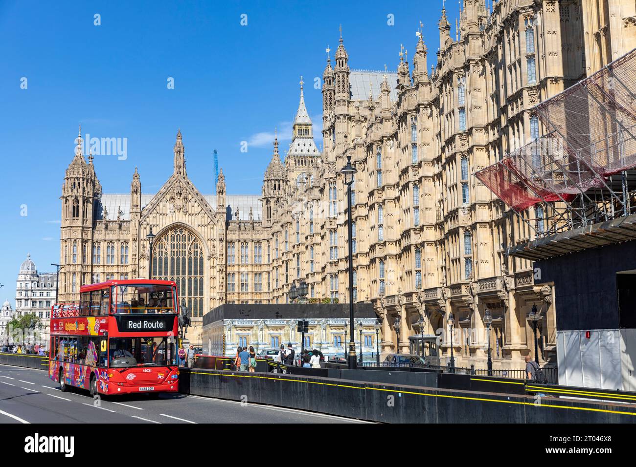 Le bus touristique rouge à impériale londonien passe devant les chambres du Parlement à Westminster, Londres, Angleterre pendant la canicule de septembre 2023, Royaume-Uni Banque D'Images