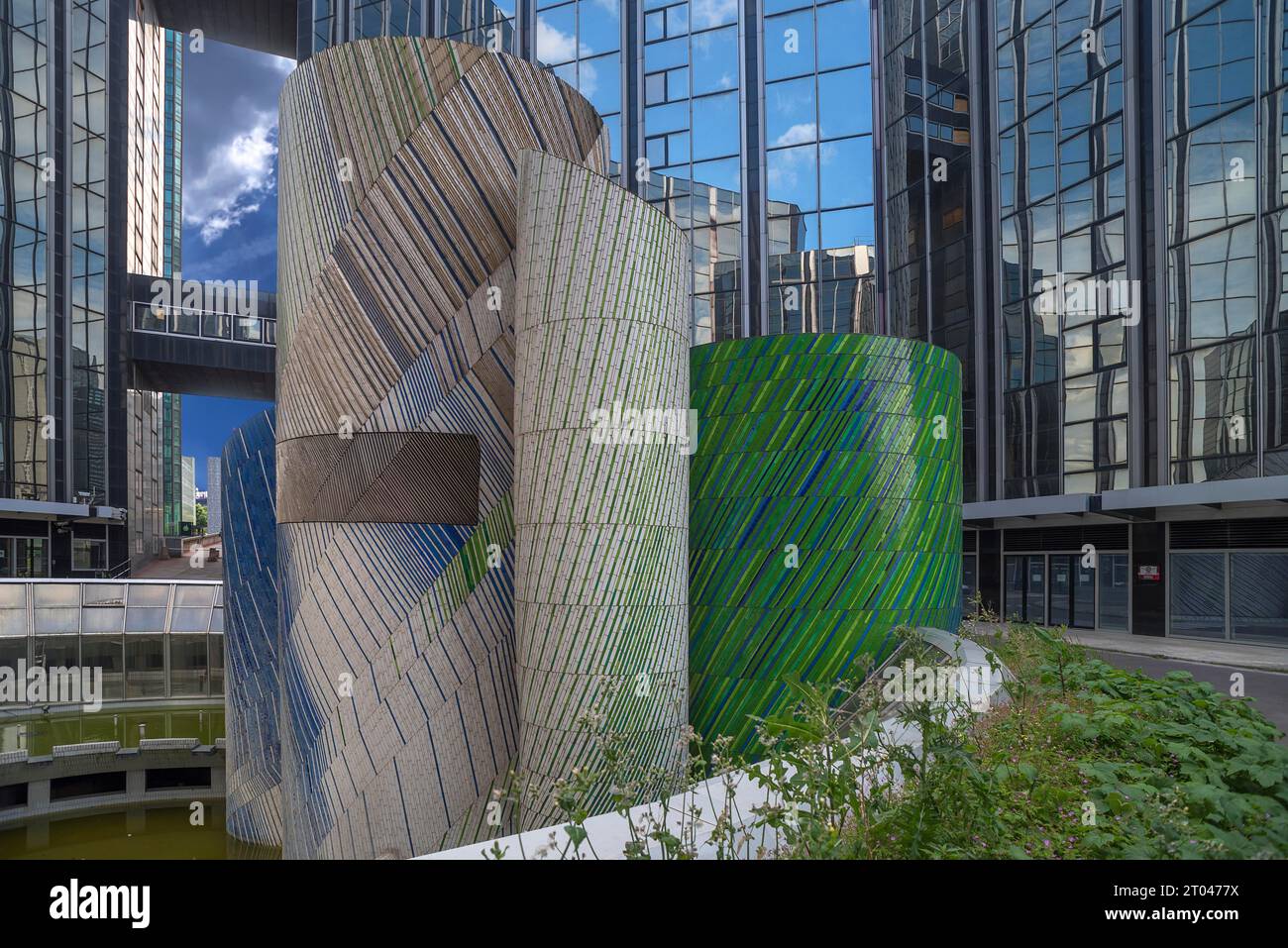 Objet d'art la mosaïque de l'artiste Michel Deverne devant des gratte-ciel de bureaux, la Défense, plus grand quartier d'immeubles de bureaux d'Europe, Paris, France Banque D'Images