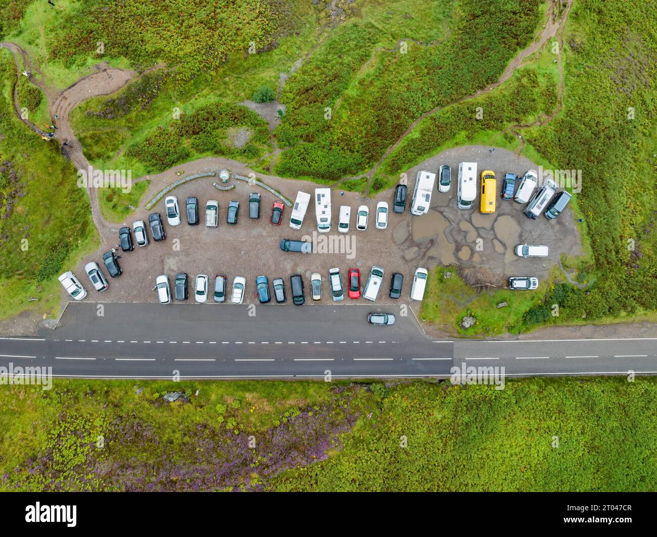 Vue aérienne, vue de dessus, du parking et du point de vue bondés des marcheurs, Three Sister Viewpoint sur la route panoramique A82 à Glen COE, Highlands Banque D'Images