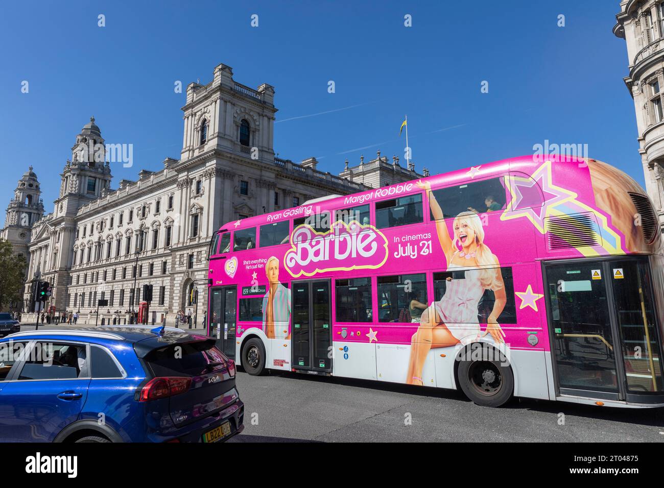 Barbie bus sur un bus à impériale londonien traversant Westminster Londres pour promouvoir le nouveau film qui a été sorti à Londres en juillet, Angleterre, Royaume-Uni Banque D'Images