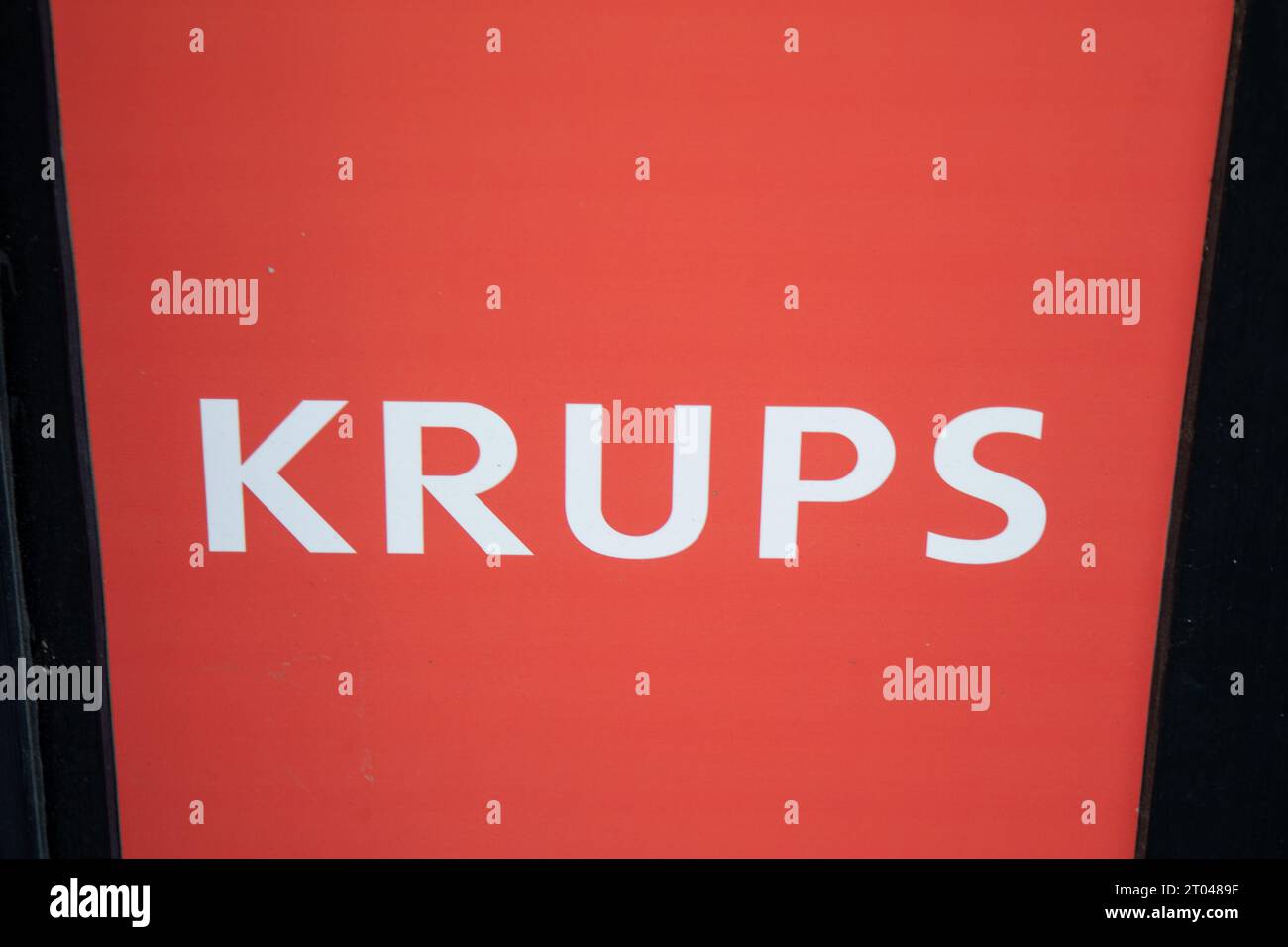 Bordeaux , France - 10 01 2023 : marque logo Krups et texte de l'enseigne sur l'entrée de la façade du magasin groupe allemand de fabricants d'appareils de cuisine SEB Banque D'Images