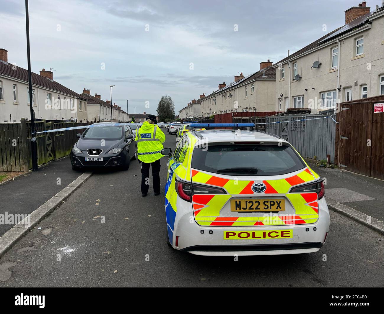 Activité policière sur Maple Terrace à Shiney Row près de Sunderland où un homme de 50 ans a été grièvement blessé dans une attaque de chien mardi soir. Le chien a été « détruit sur les lieux pour assurer la sécurité du public », et un deuxième chien a également été saisi de l'adresse par précaution. Date de la photo : mercredi 4 octobre 2023. Banque D'Images