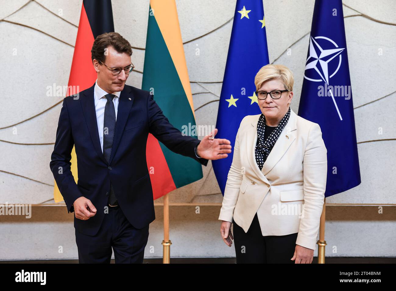 Vilnius, Lituanie. 04 octobre 2023. Hendrik Wüst (CDU, l), ministre-président de Rhénanie-du-Nord-Westphalie, et Ingrida Simonyte, première ministre de Lituanie, se joignent. Au cours de sa visite en Lituanie, le ministre-président de Rhénanie-du-Nord-Westphalie, Hendrik Wüst, a rencontré le Premier ministre pour des entretiens politiques. Crédit : Oliver Berg/dpa/Alamy Live News Banque D'Images