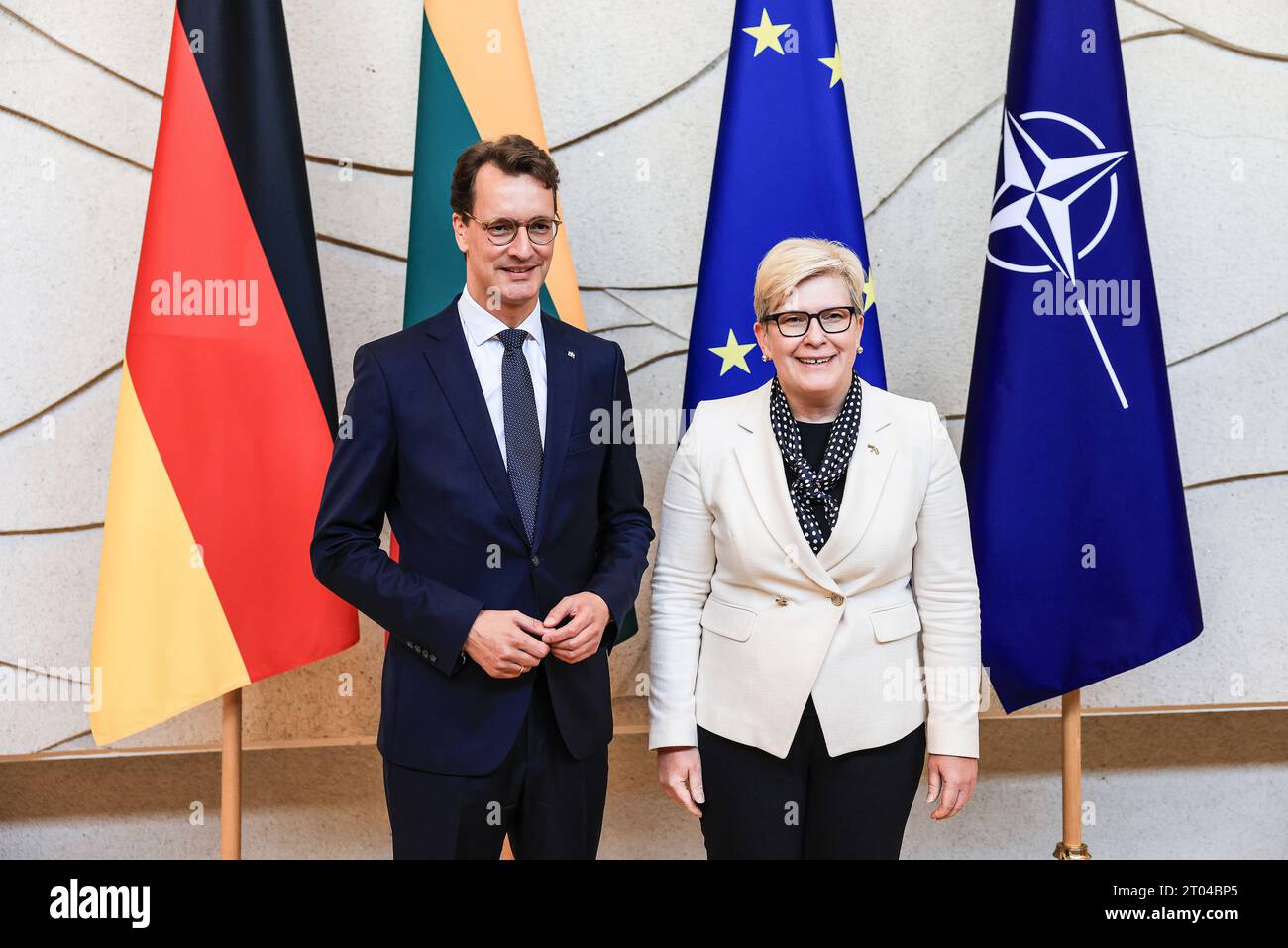 Vilnius, Lituanie. 04 octobre 2023. Hendrik Wüst (CDU, l), ministre-président de Rhénanie-du-Nord-Westphalie, et Ingrida Simonyte, première ministre de Lituanie, se joignent. Au cours de sa visite en Lituanie, le ministre-président de Rhénanie-du-Nord-Westphalie, Hendrik Wüst, a rencontré le Premier ministre pour des entretiens politiques. Crédit : Oliver Berg/dpa/Alamy Live News Banque D'Images