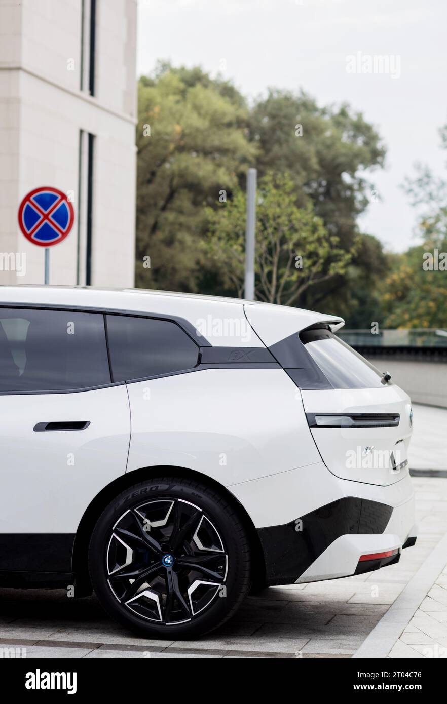 Minsk, Biélorussie, 4 octobre 2023 - blanc BMW iX XDrive électrique. automobile coûteuse Banque D'Images