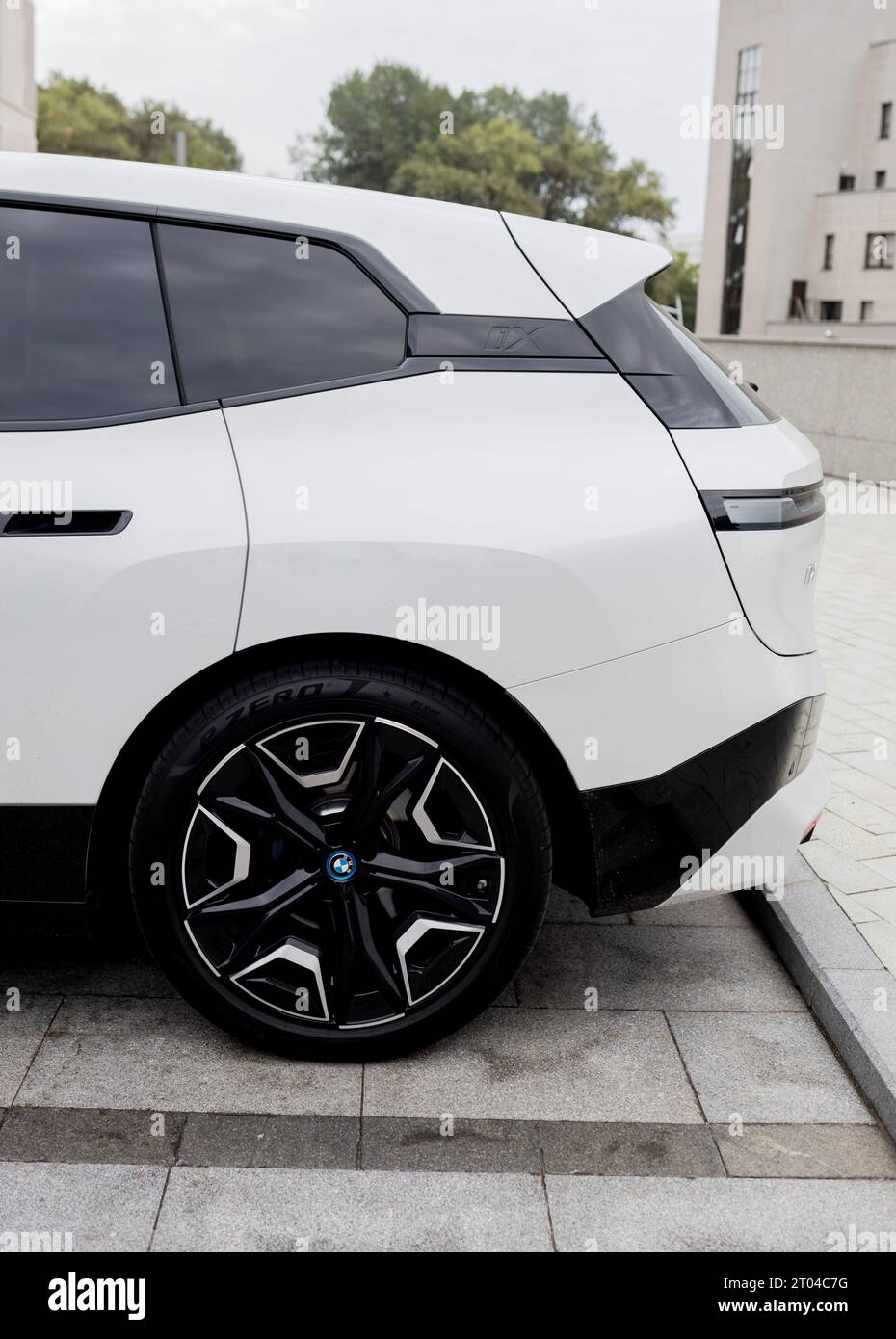 Minsk, Biélorussie, 4 octobre 2023 - véhicule de voiture blanc BMW iX SUV Banque D'Images