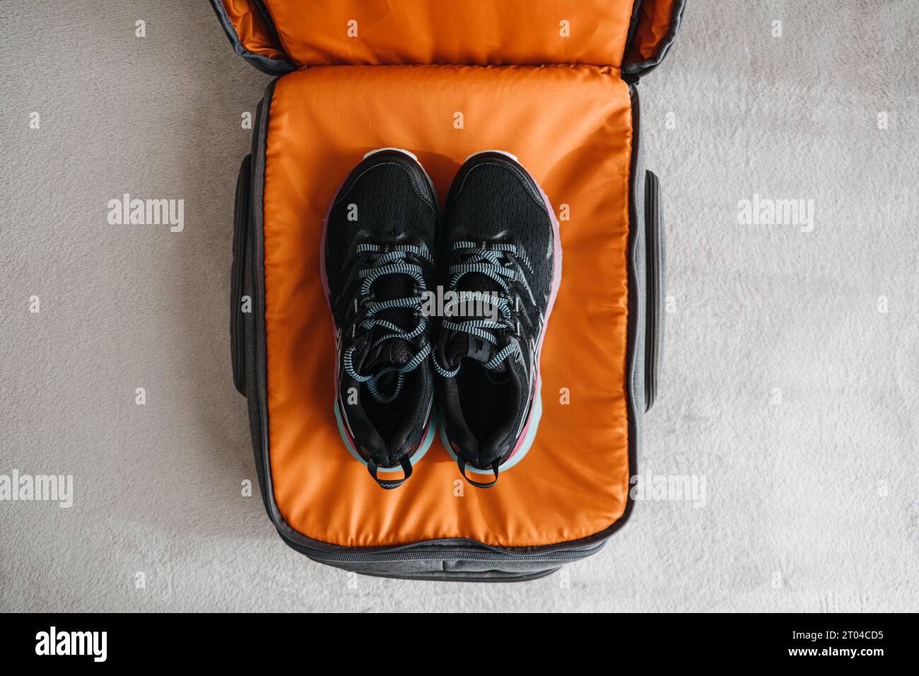 Voyage minimaliste, minimalisme pour voyager, emballage léger, voyager avec seulement l'essentiel. Garde-robe minimaliste Travel Capsule. Emballage de cabine seulement Banque D'Images