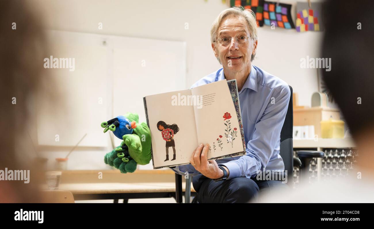 LA HAYE - le ministre Robbert Dijkgraaf (Education, Culture et Science) lit dans une classe de maternelle lors de l'ouverture de la semaine du livre pour enfants. Le ministre a lu de Paradjsvogel du livre 'Suiker in Melk' à l'école primaire. ANP FREEK VAN DEN BERG netherlands Out - belgique Out Banque D'Images