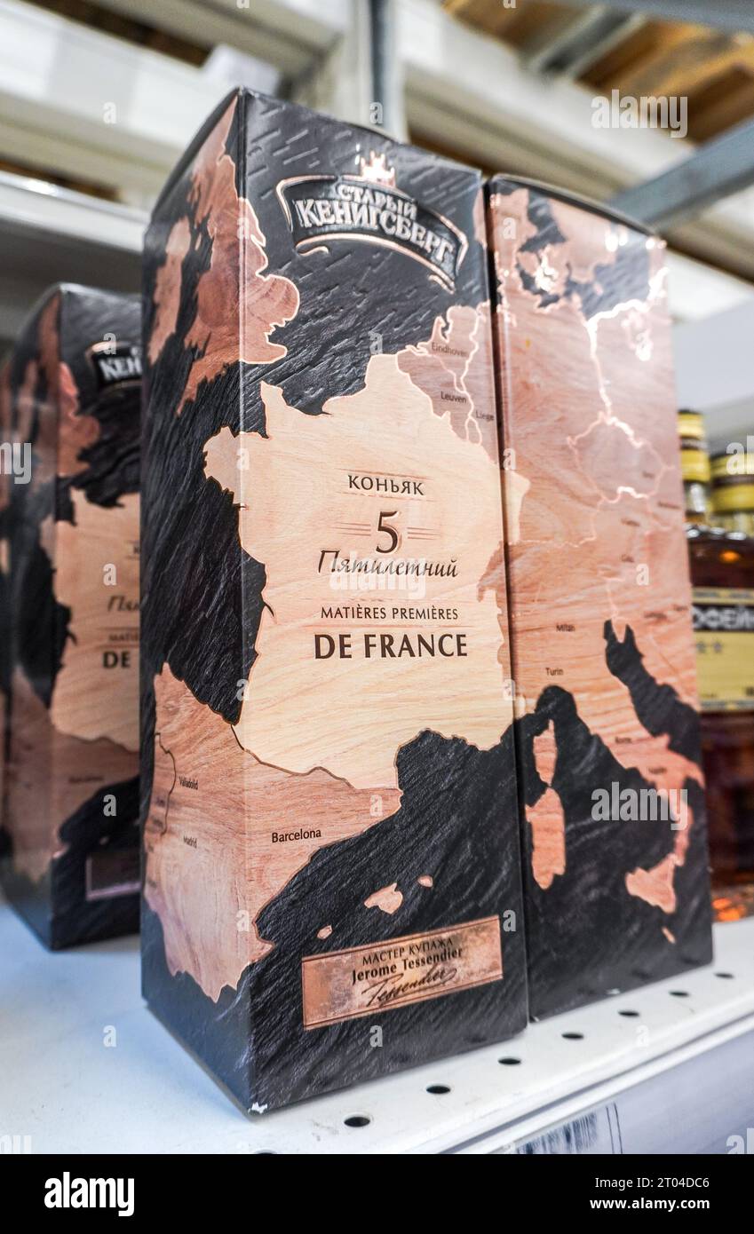 Samara, Russie - 1 juillet 2023 : vieux Kenigsberg 5 ans cognac sur l'étagère dans un supermarché. Boissons alcoolisées fortes en bouteille. Mise au point sélective Banque D'Images