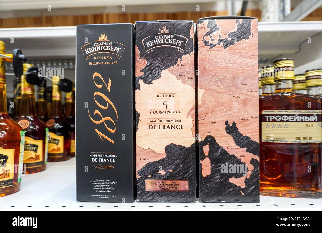 Samara, Russie - 1 juillet 2023 : vieux Kenigsberg 5 ans cognac sur l'étagère dans un supermarché. Boissons alcoolisées fortes en bouteille. Mise au point sélective Banque D'Images