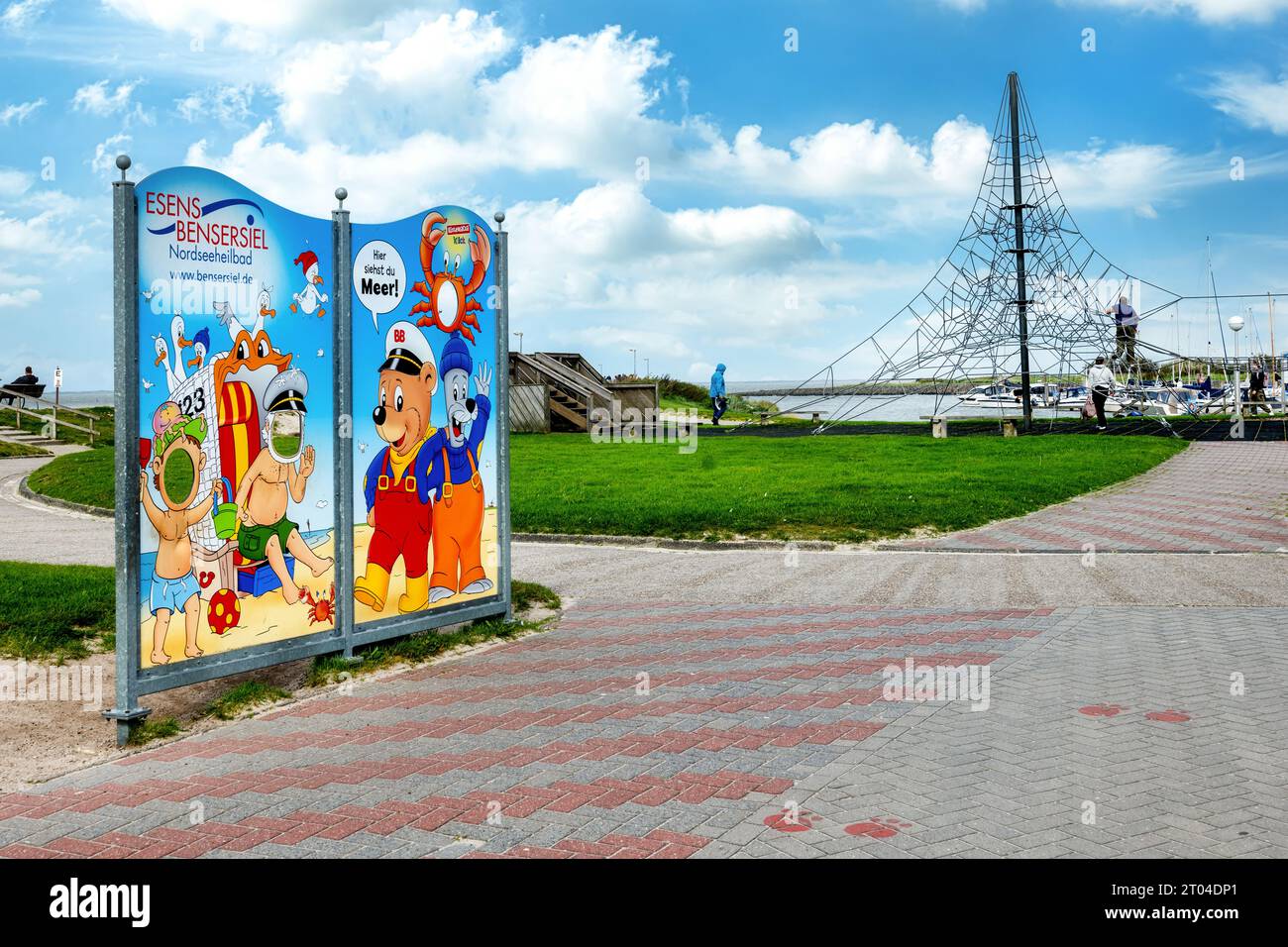 Bensersiel, Allemagne, 19.09.2023 : panneau d'affichage avec des motifs drôles et salutations de bienvenue dans le port de Bensersiel Banque D'Images