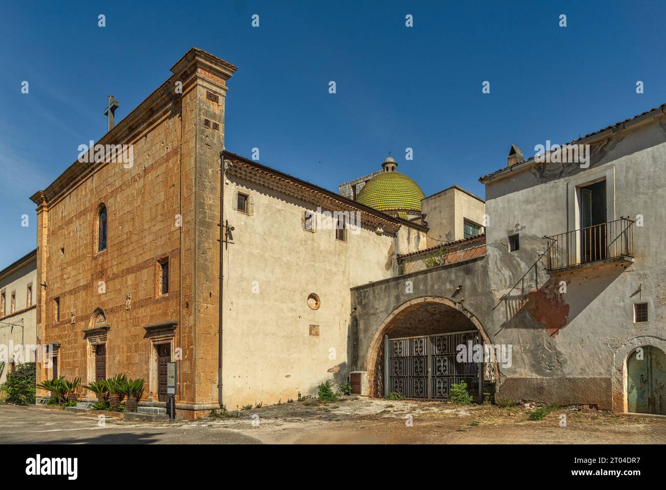 La façade avec le dôme recouvert de carreaux de céramique du monastère Sanctuaire de Santa Maria di Stignano. San Marco à Lamis, province de Foggia, Pouilles Banque D'Images