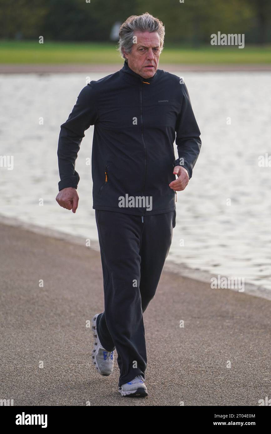 Londres Royaume-Uni. 4 octobre 2023. L'acteur anglais Hugh Grant a vu du jogging dans le matin n Kensington Gardens. Crédit amer ghazzal/Alamy Live News Banque D'Images