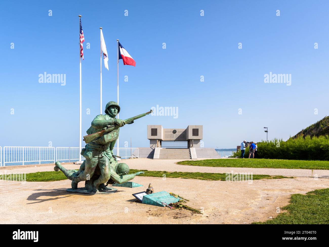 Statue 'Ever Forward' et Monument de la Garde nationale érigés en 2014 à Vierville-sur-Mer, en France, en mémoire des soldats américains qui ont débarqué sur Omaha Beach Banque D'Images