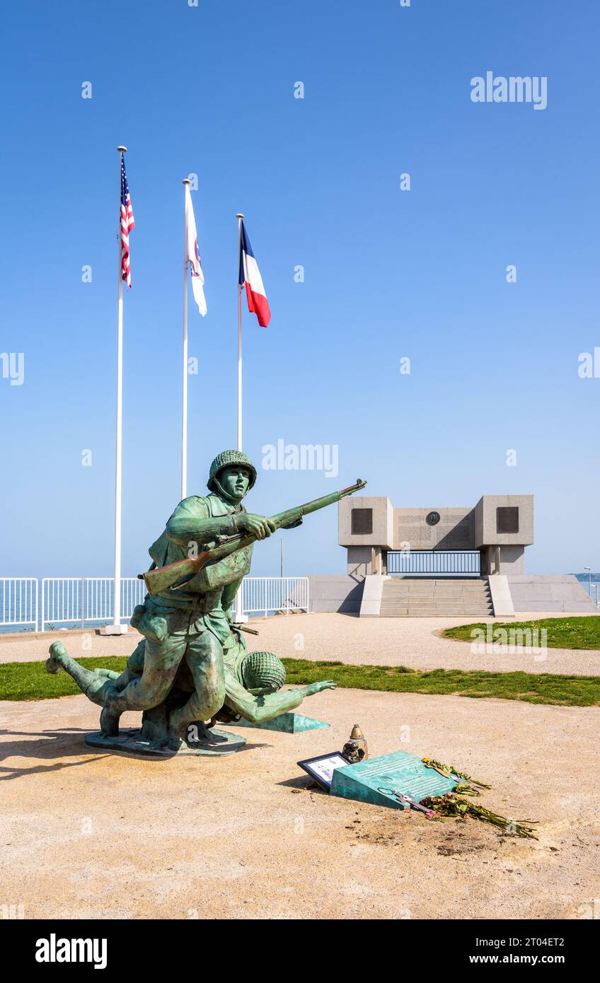 Statue 'Ever Forward' et Monument de la Garde nationale érigés en 2014 à Vierville-sur-Mer, en France, en mémoire des soldats américains qui ont débarqué sur Omaha Beach Banque D'Images