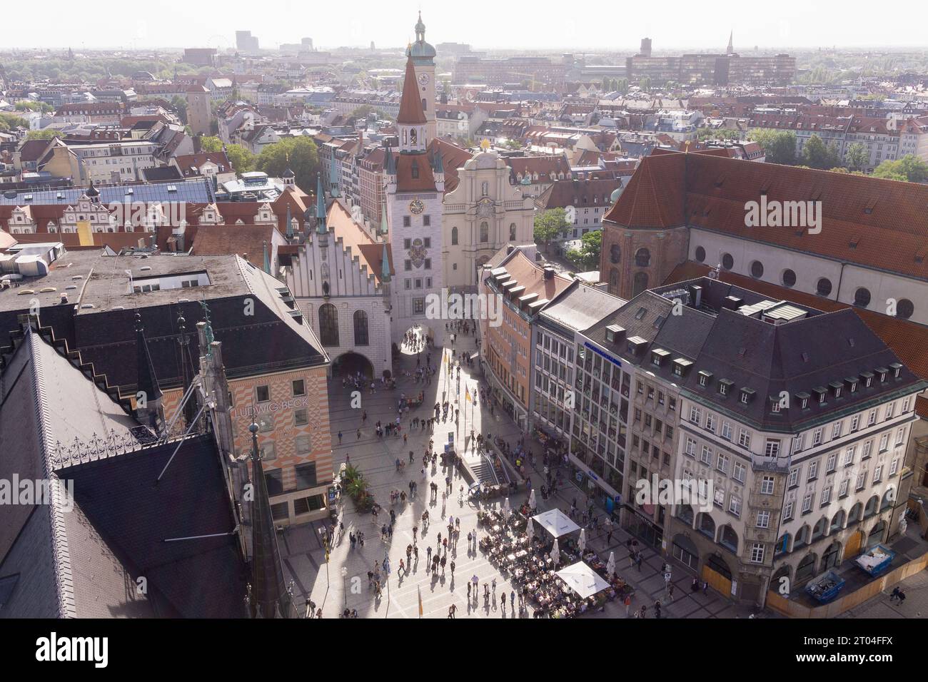 Munich Allemagne - la place Marienplatz vue du nouvel hôtel de ville. Banque D'Images