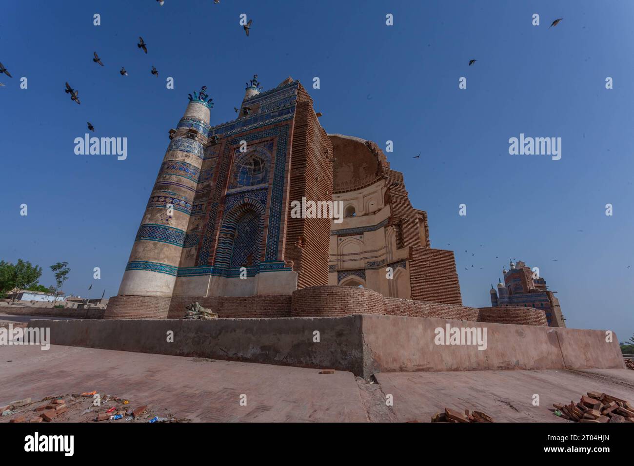 Majestueux UCH Sharif : un aperçu de l'histoire. La vue panoramique de UCH Sharif, avec ses trésors architecturaux parsemant gracieusement la ligne d'horizon. Banque D'Images