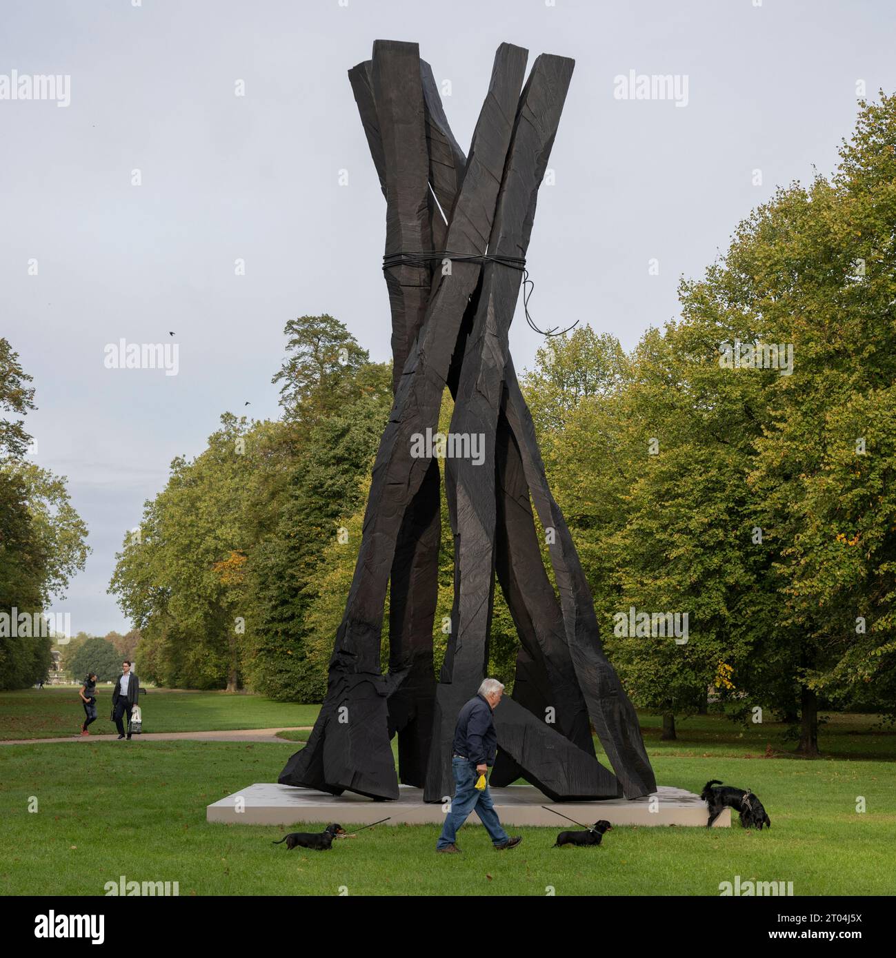 Serpentine South, Londres, Royaume-Uni. 4 octobre 2023. Serpentine Gallery présente sa première exposition personnelle de Georg Baselitz (né en 1938, Saxe) du 5 octobre 2023 au 7 janvier 2024. Il comprend une sculpture monumentale de neuf mètres de haut Zero Dom (Zero Dome) dans les parcs royaux, présentée pour la première fois au Royaume-Uni (photo). Crédit : Malcolm Park/Alamy Live News Banque D'Images