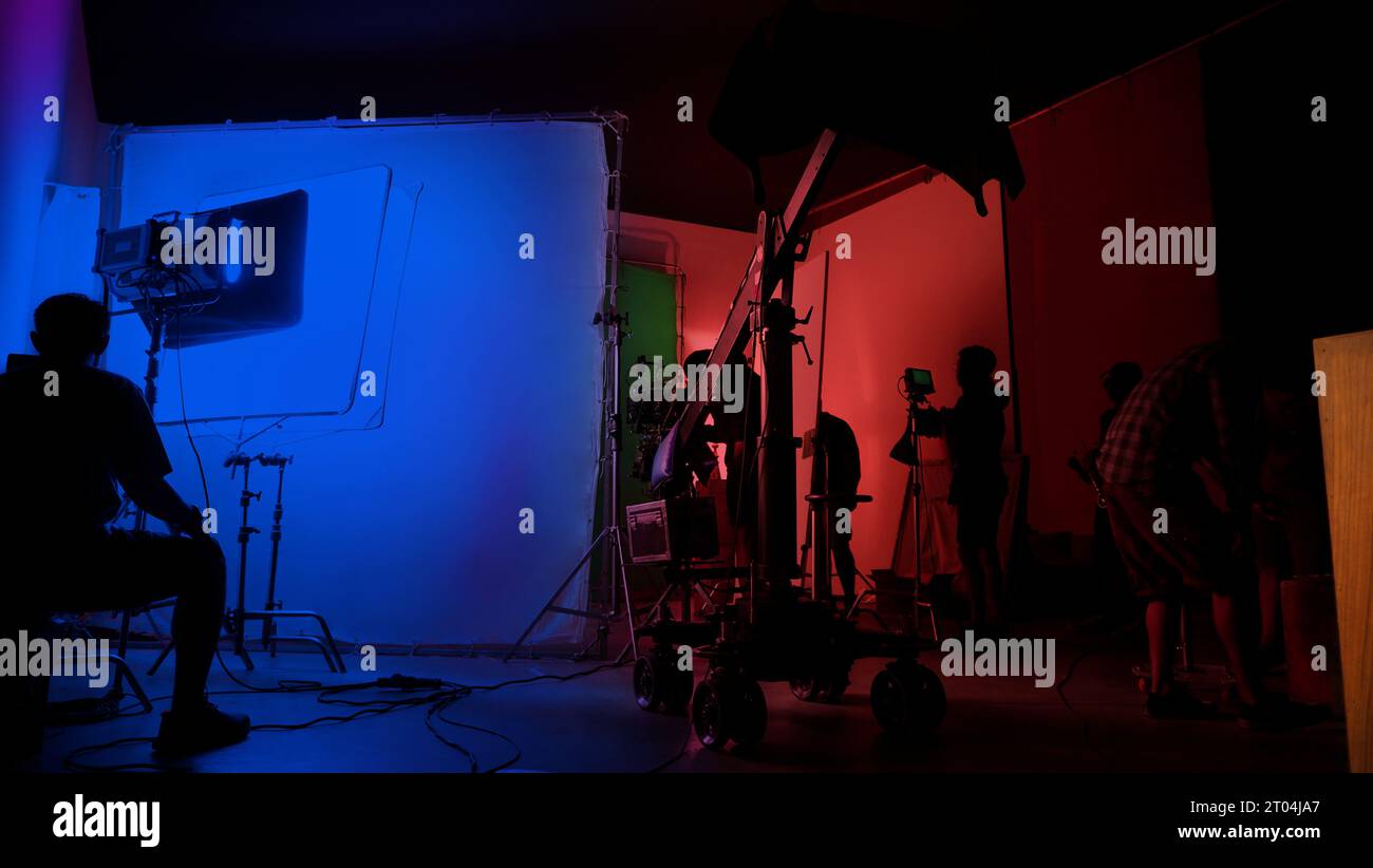 Images silhouettes de la réalisation ou des coulisses de la production vidéo produite dans le studio de cinéma qui incluent tous les équipements de lumière et de caméra professionnels Banque D'Images