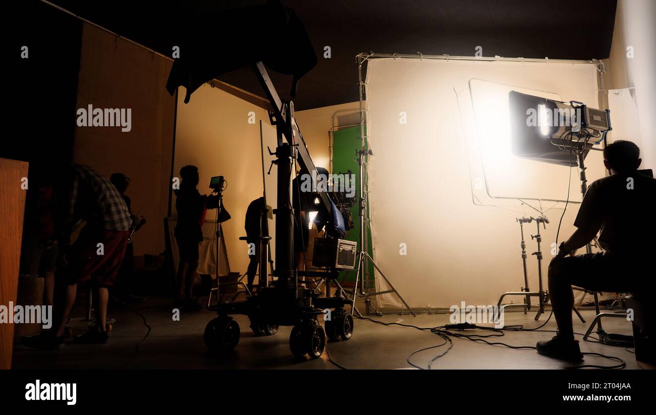 Images silhouettes de la réalisation ou des coulisses de la production vidéo produite dans le studio de cinéma qui incluent tous les équipements de lumière et de caméra professionnels Banque D'Images