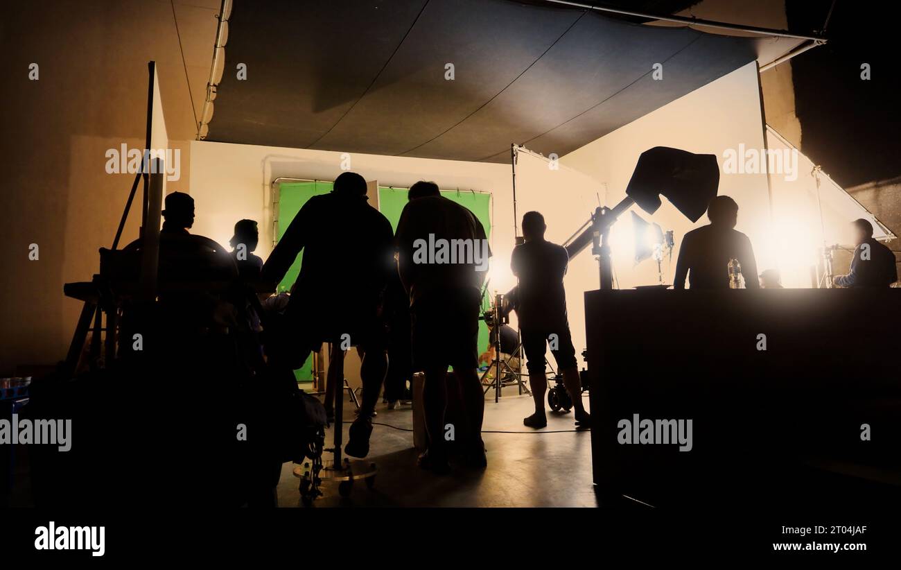 Images silhouettes de la réalisation ou des coulisses de la production vidéo produite dans le studio de cinéma qui incluent tous les équipements de lumière et de caméra professionnels Banque D'Images