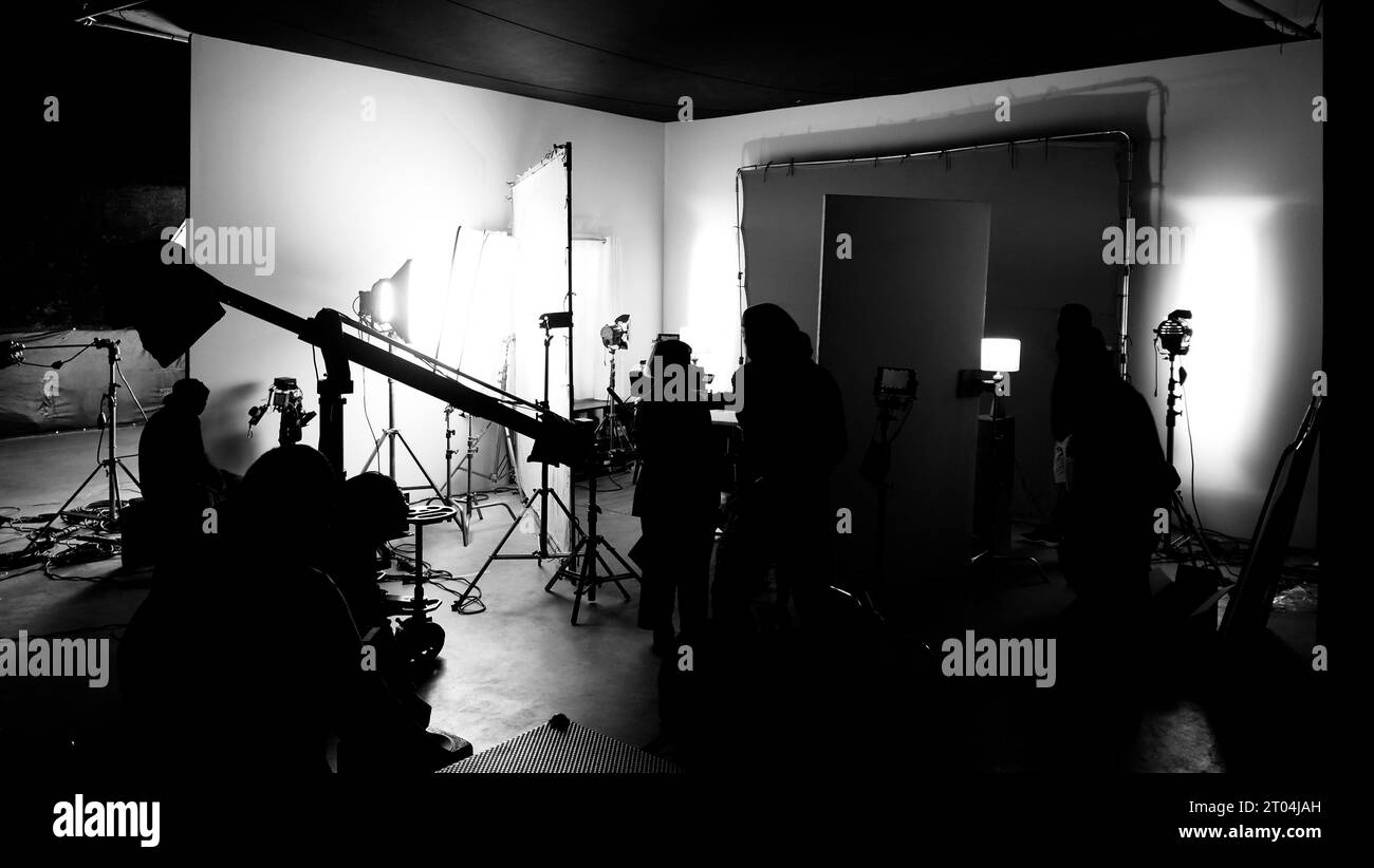 Images silhouettes de la réalisation ou des coulisses de la production vidéo produite dans le studio de cinéma qui incluent tous les équipements de lumière et de caméra professionnels Banque D'Images