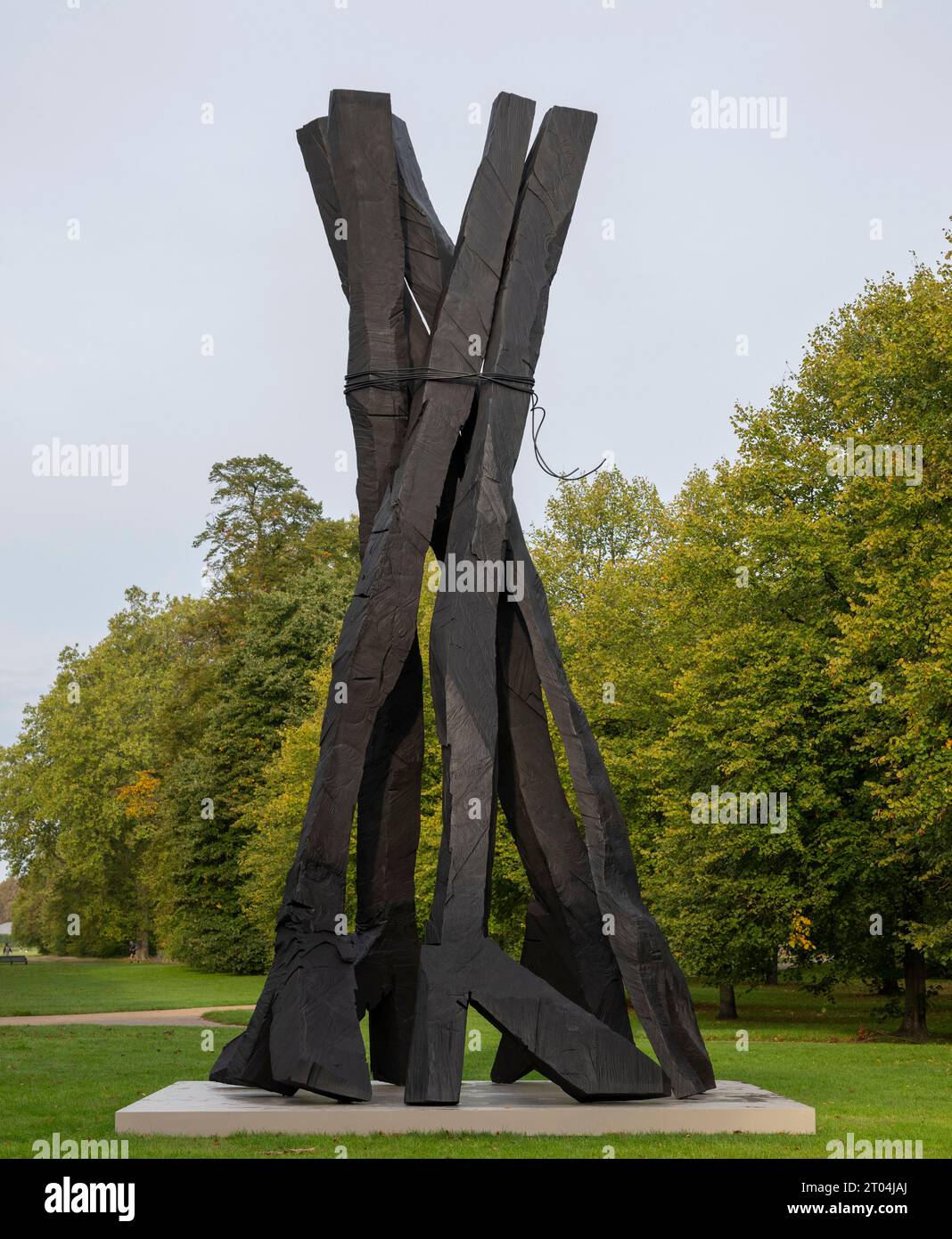 Serpentine South, Londres, Royaume-Uni. 4 octobre 2023. Serpentine Gallery présente sa première exposition personnelle de Georg Baselitz (né en 1938, Saxe) du 5 octobre 2023 au 7 janvier 2024. Il comprend une sculpture monumentale de neuf mètres de haut Zero Dom (Zero Dome) dans les parcs royaux, présentée pour la première fois au Royaume-Uni (photo). Crédit : Malcolm Park/Alamy Live News Banque D'Images