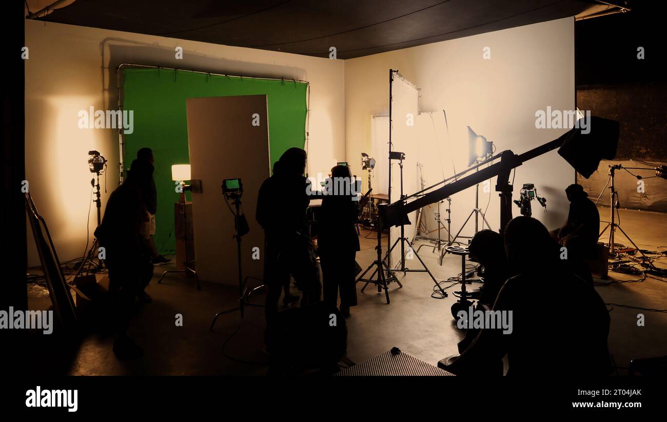 Images silhouettes de la réalisation ou des coulisses de la production vidéo produite dans le studio de cinéma qui incluent tous les équipements de lumière et de caméra professionnels Banque D'Images