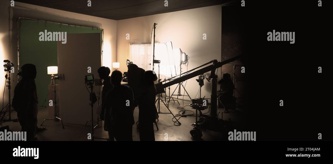 Images silhouettes de la réalisation ou des coulisses de la production vidéo produite dans le studio de cinéma qui incluent tous les équipements de lumière et de caméra professionnels Banque D'Images