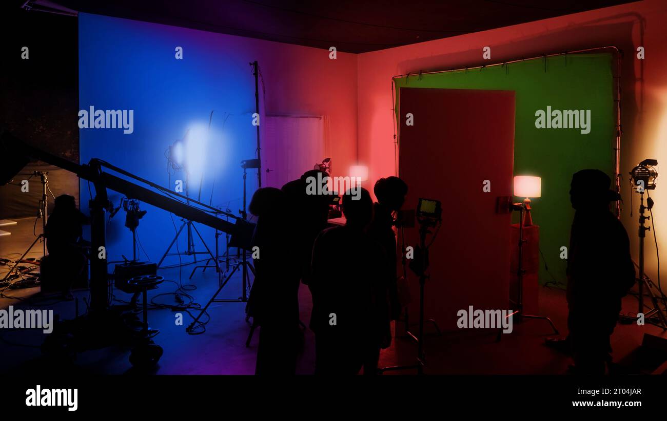 Images silhouettes de la réalisation ou des coulisses de la production vidéo produite dans le studio de cinéma qui incluent tous les équipements de lumière et de caméra professionnels Banque D'Images