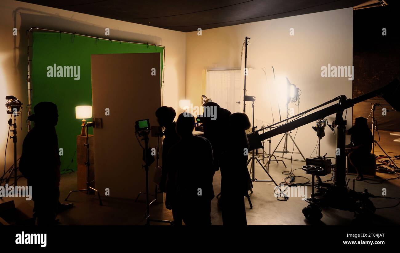 Images silhouettes de la réalisation ou des coulisses de la production vidéo produite dans le studio de cinéma qui incluent tous les équipements de lumière et de caméra professionnels Banque D'Images