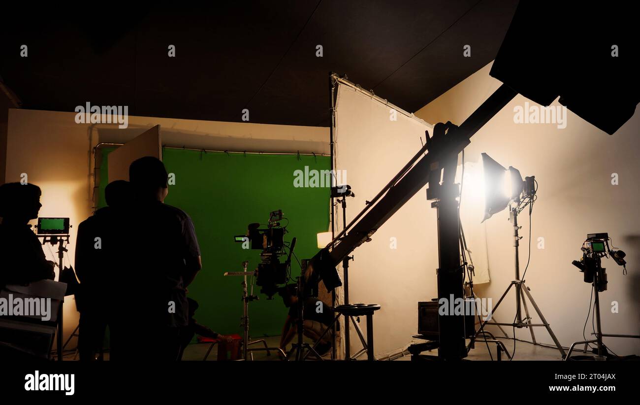 Images silhouettes de la réalisation ou des coulisses de la production vidéo produite dans le studio de cinéma qui incluent tous les équipements de lumière et de caméra professionnels Banque D'Images