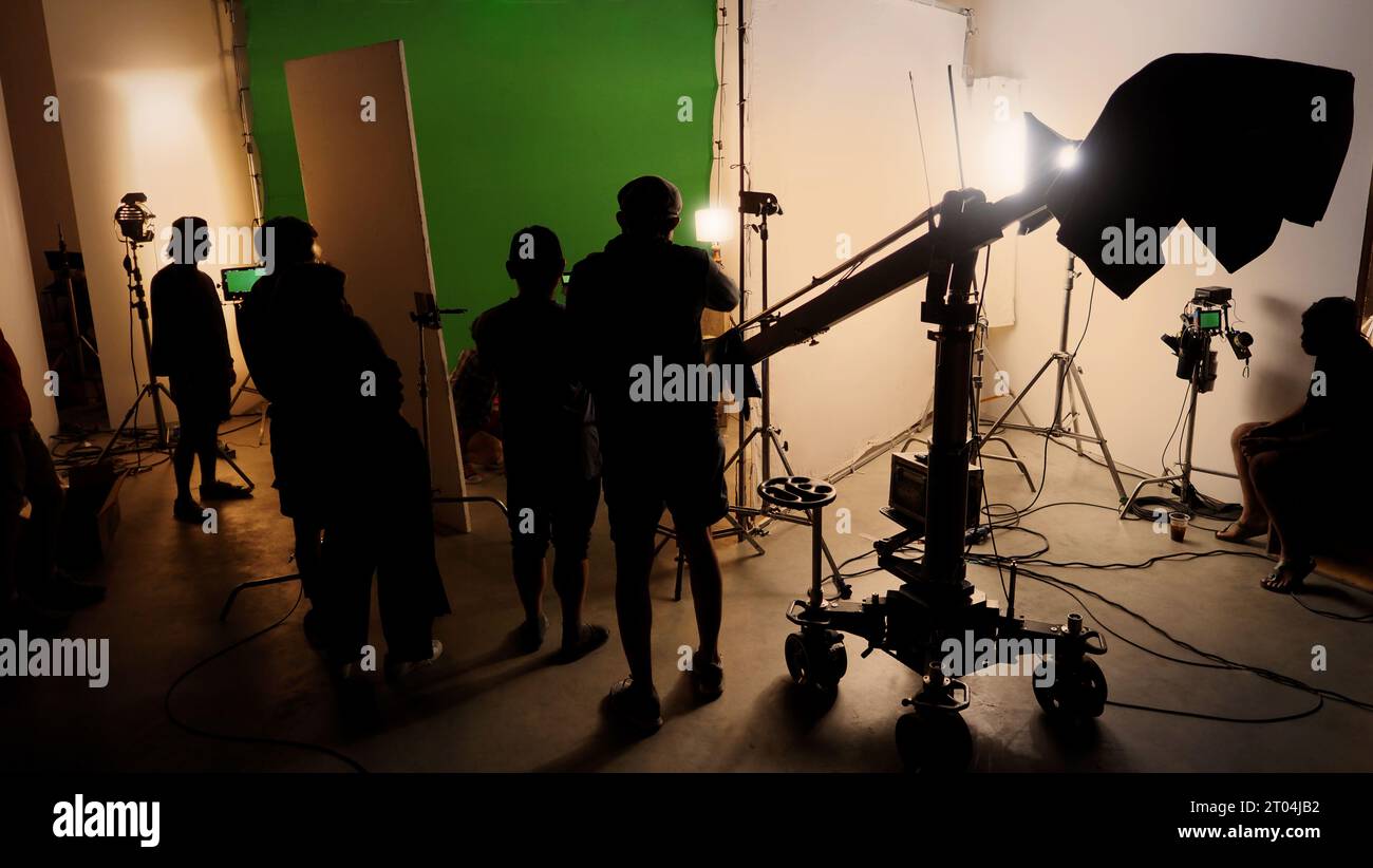 Images silhouettes de la réalisation ou des coulisses de la production vidéo produite dans le studio de cinéma qui incluent tous les équipements de lumière et de caméra professionnels Banque D'Images