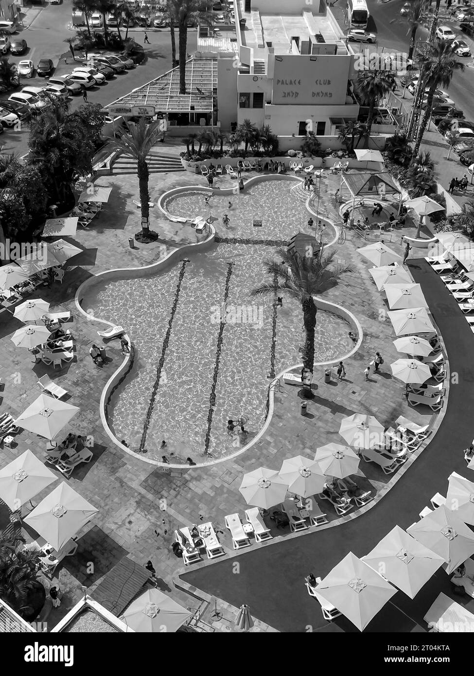 Vue aérienne en noir et blanc de la piscine du Caesar Premier Resort Hotel à Eilat situé sur North Beach Banque D'Images