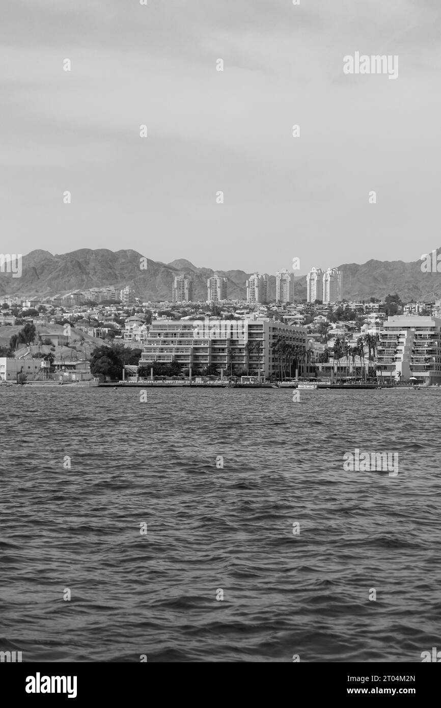 Vue en noir et blanc de l'extérieur Aria, un luxueux hôtel de suites par Astral Hotels à Eilat depuis la mer Rouge Banque D'Images