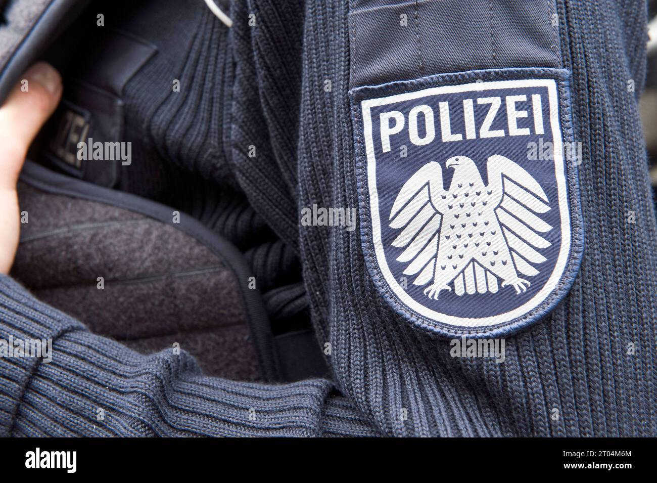 Hoheitszeichen der Polizei beim Deutschen Bundestagspolizei Parlamentspolizei BTPol uniforme Polizei Abzeichen Wappen Emblem am Ärmel Polizeiabzeichen Dienstwappen Symbol Schutzkleidung Polizeibeamte Polizeibeamter Sicherheit Ordnungshüter Gesetzeshüter Ausrüstung Berufskleidung Polizist Dienstkleidung Innenpolitik 20231003ad152 Hamburg Hamburg Deutschland Allemagne *** Insigne de police à la Bundestag allemand Bundestag police Parlement police BTPol uniforme badge de police emblème sur la manche badge de police emblème de service symbole protecteur vêtements policier policier policier loi sur la sécurité des policiers Banque D'Images