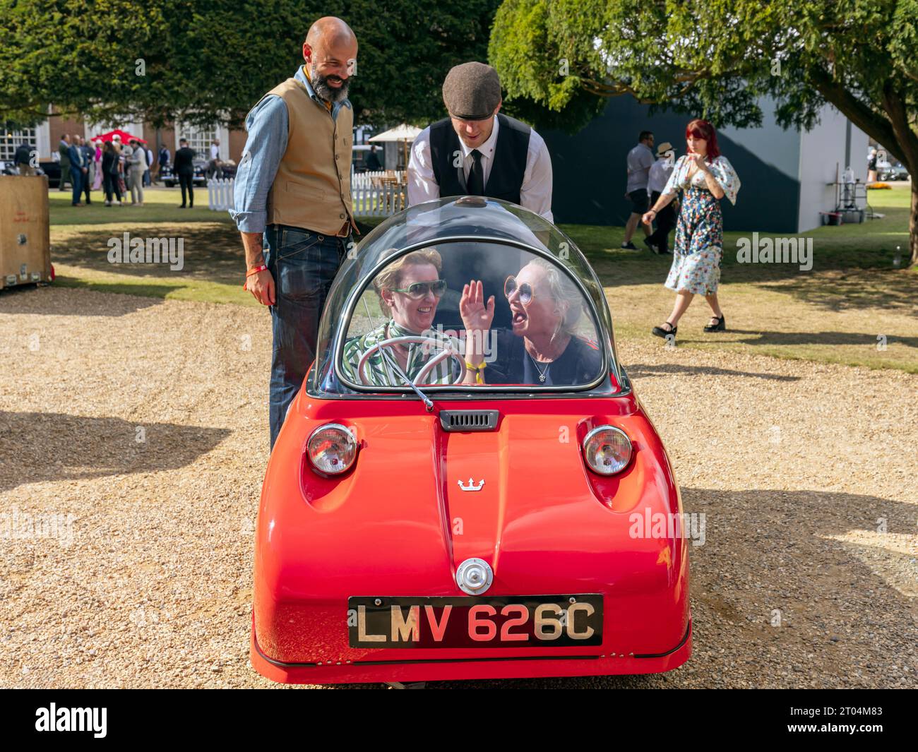 Visiteurs s'amusant dans un Trident Peel 1964, Concours of Elegance 2023, Hampton court Palace, Londres, Royaume-Uni Banque D'Images